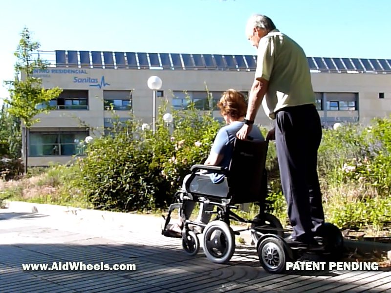 ayudas tecnicas personas mayores pasear silla de ruedas motor asistente