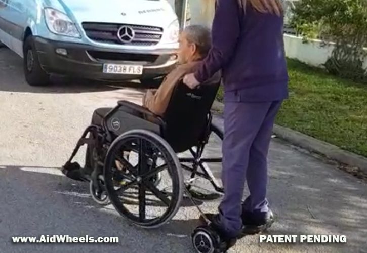 Usar un patinete electrico hoverboard para pasear tu silla de ruedas manual