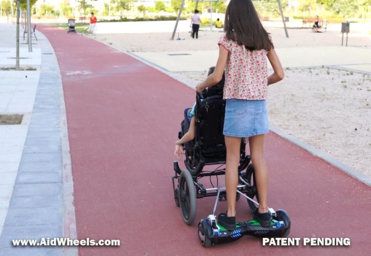 Paseando una silla de ruedas con AidWheels y un hoverboard