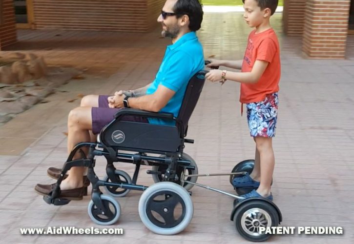 ¿Kit para convertir silla de rueda manual en eléctrica? Mira la solución de AidWheels…